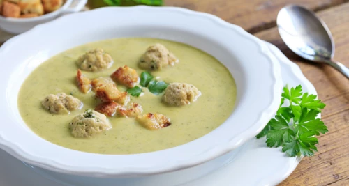 Zucchini-Cremesuppe mit Kräuterbrösel-Knöd...
